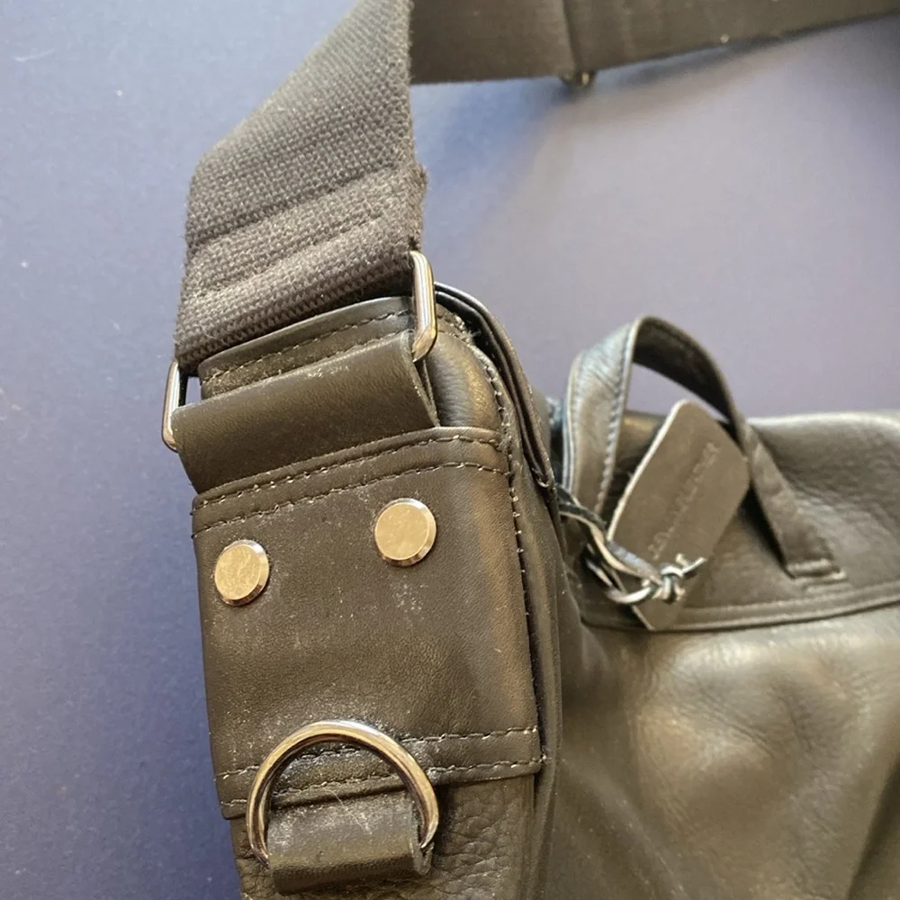 KENNETH COLE  Reaction Black Classic Leather Messenger Laptop Bag‎ Cognac